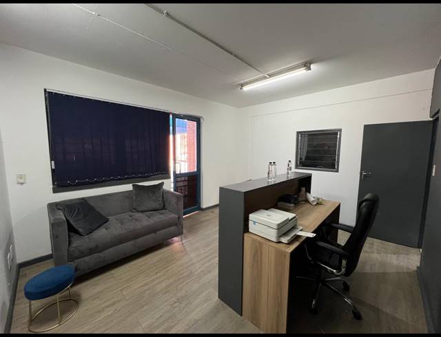 301M² WAREHOUSE TO LET IN STRIJDOMPARK